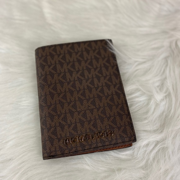 🔥SALE🔥MICHAEL KORS JET SET TRAVEL PASSPORT CASE - Picture 2 of 8